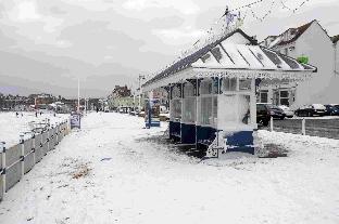 Snow - Weymouth seafront - 021210, Picture GRAHAM HUNT HG7704