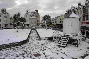 Snow - Kings Statue, Weymouth - 021210, Picture GRAHAM HUNT HG7704