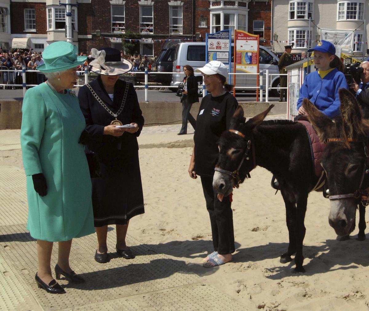 Queen visits Weymouth esplanade, beach donkeys and Maggie Aldridge, 11/06/09, Picture: FINNBARR WEBSTER/F8942