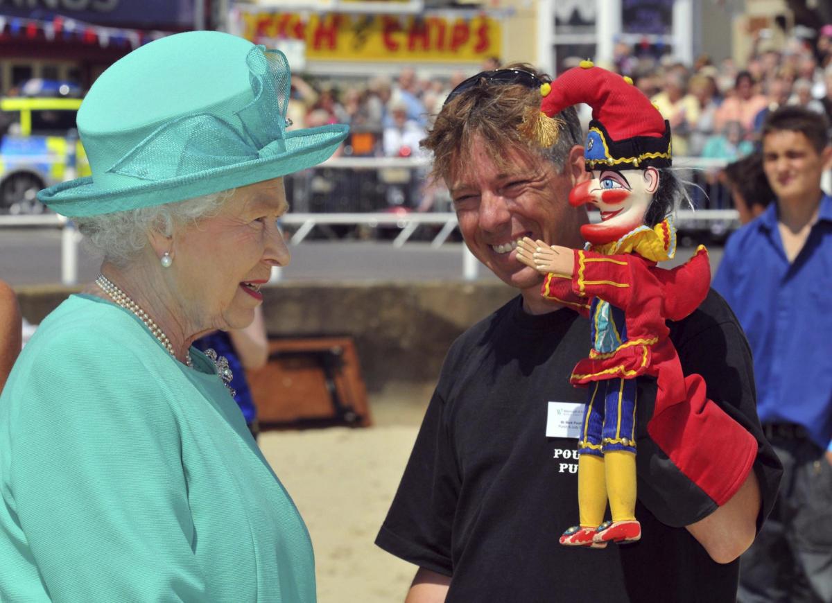 Queen visits Weymouth esplanade, thats the way to do it, Prof. Mark Poulton, Weymouth's Punch and Judy man, 11/06/09, Picture: FINNBARR WEBSTER/F8942