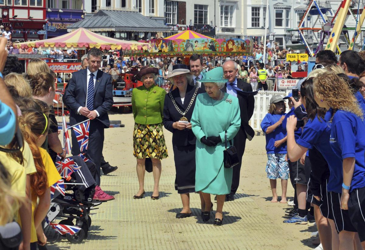 Queen visits Weymouth esplanade, 11/06/09, Picture: FINNBARR WEBSTER/F8942