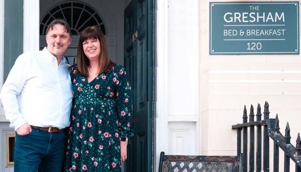 Dorset Echo: Louise Matthews et son partenaire Steve Costello, qui ont repris l'hôtel Gresham à Weymouth