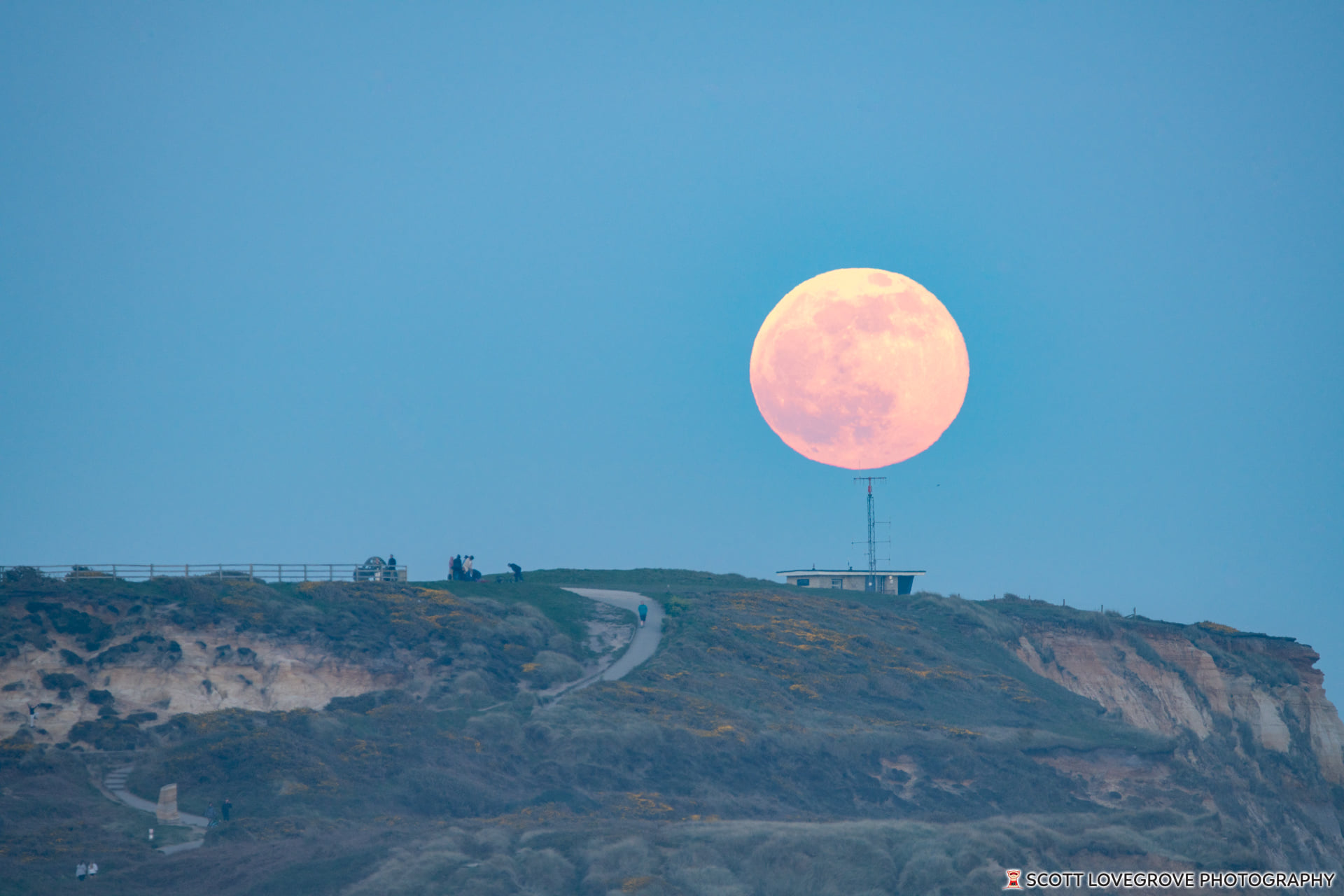 Zdjęcia różowego księżyca z góry Dorset