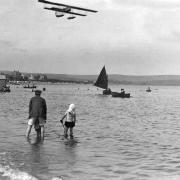 A Shorts hydroplane flies along Weymouth Esplanade in 1912