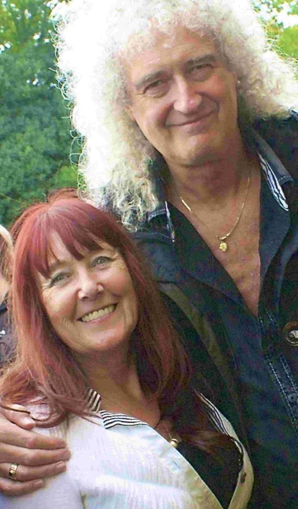 Queen star backing song to save badgers